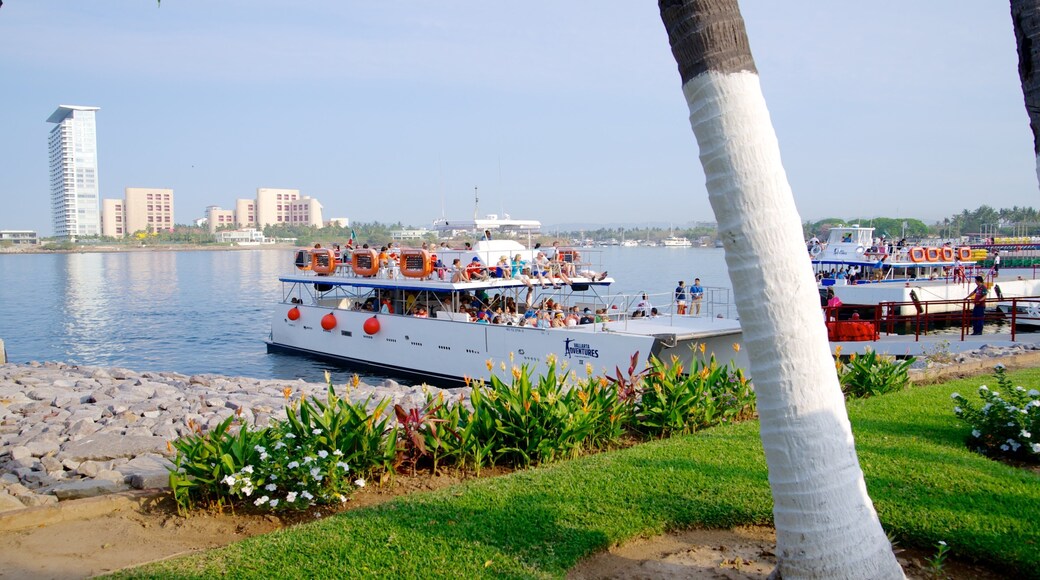 Las Caletas mit einem Bucht oder Hafen, Fähre und Garten