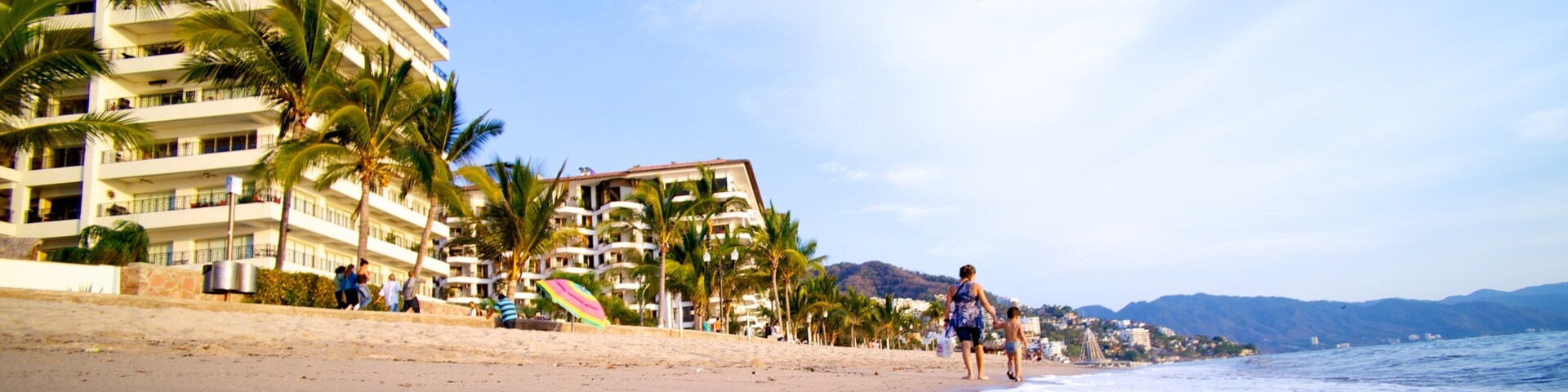 Bahía de Banderas que incluye una localidad costera, escenas tropicales y una playa