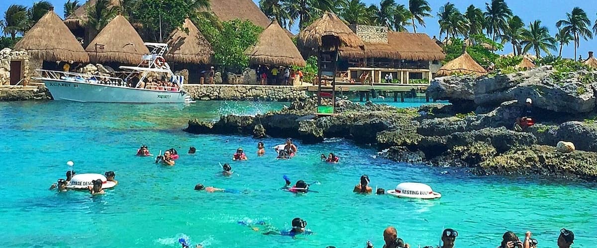 The snorkelling lagoon at @xcaretpark is one of the most popular places to spend the afternoon! Definitely recommend getting there early to beat the crowds and swim with the turtles, rays and hundreds of fish! ☀️🌴🐠🐟🐢😀
#xcaret #mexico