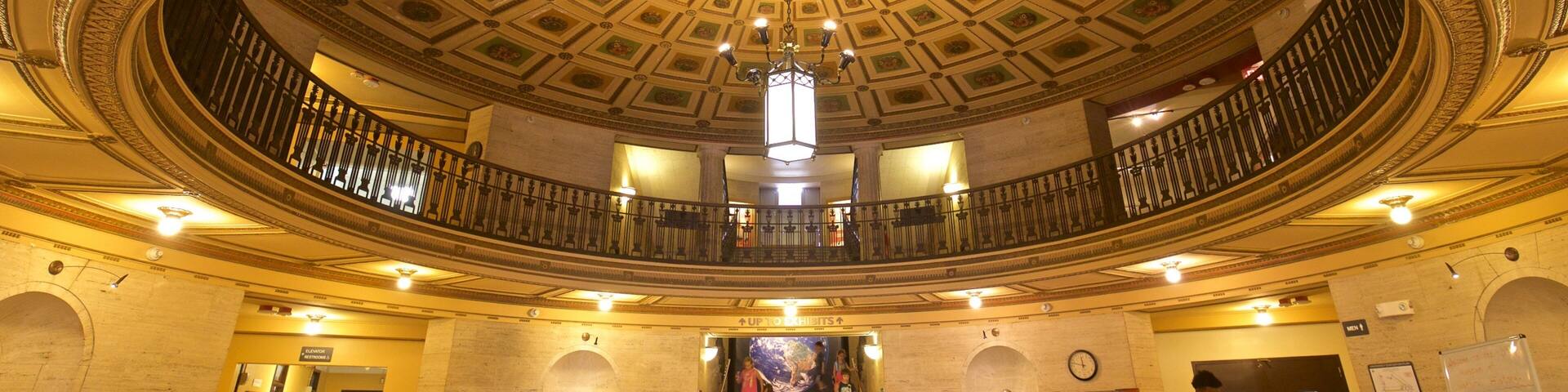 Exhibit Museum of Natural History at the University of Michigan mettant en vedette vues intérieures aussi bien que petit groupe de personnes