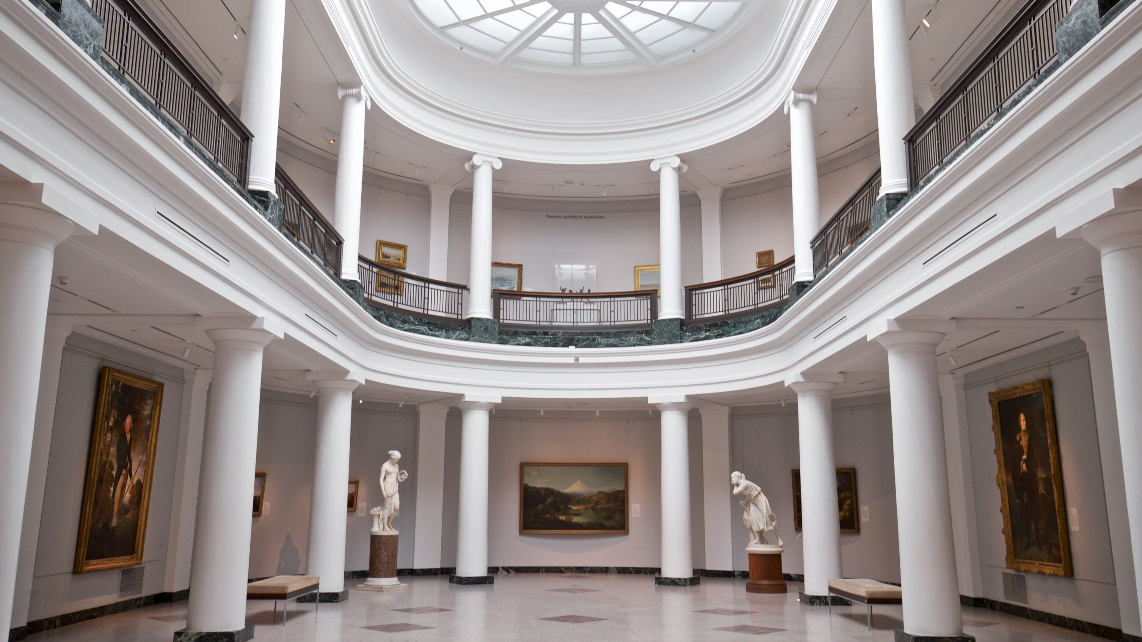 University of Michigan Museum of Art mostrando arte y vista interna