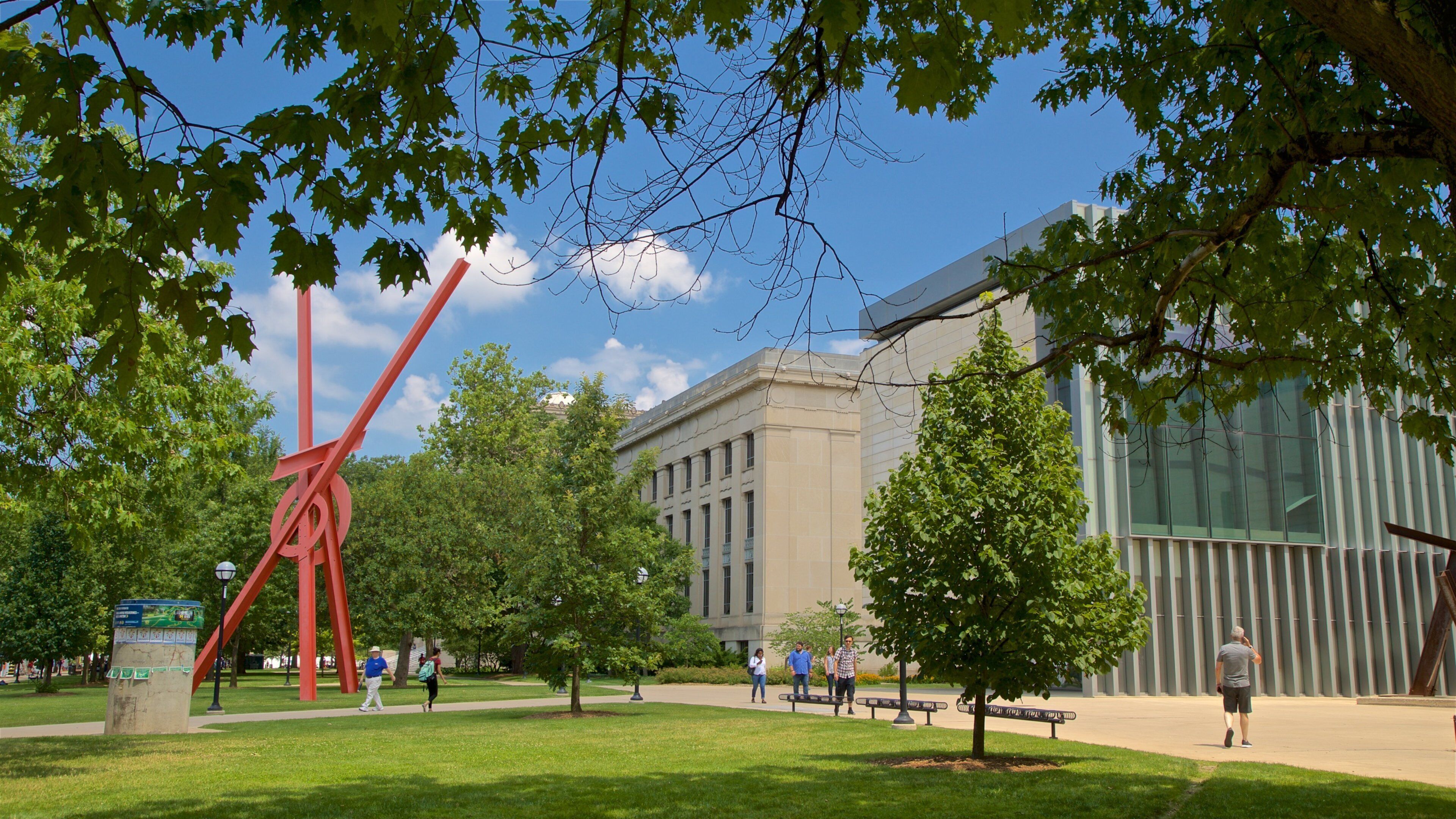 University of Michigan Museum of Art mostrando arte al aire libre y jardín