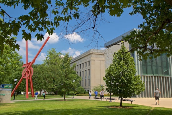 University of Michigan Museum of Art mettant en vedette parc et art en plein air