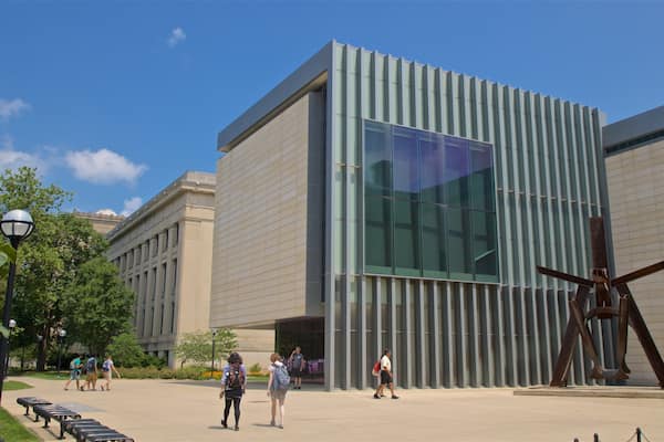 University of Michigan Museum of Art mettant en vedette architecture moderne aussi bien que couple