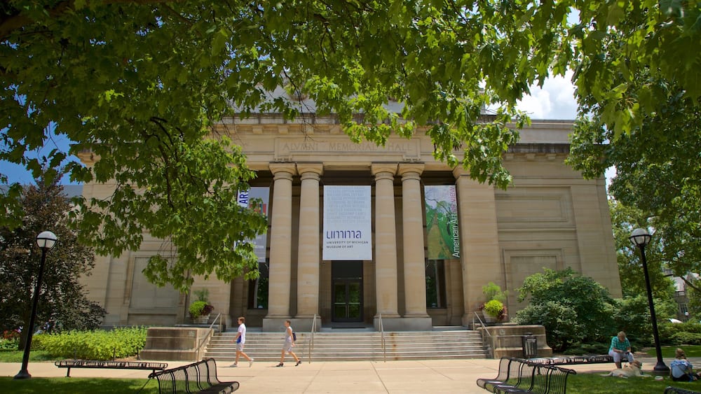 Ein Universitätsgebäude mit Säulen und Wimpeln.