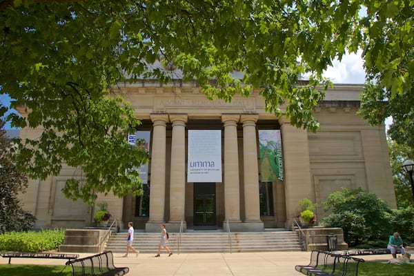 Um edifício universitário com colunas e faixas.