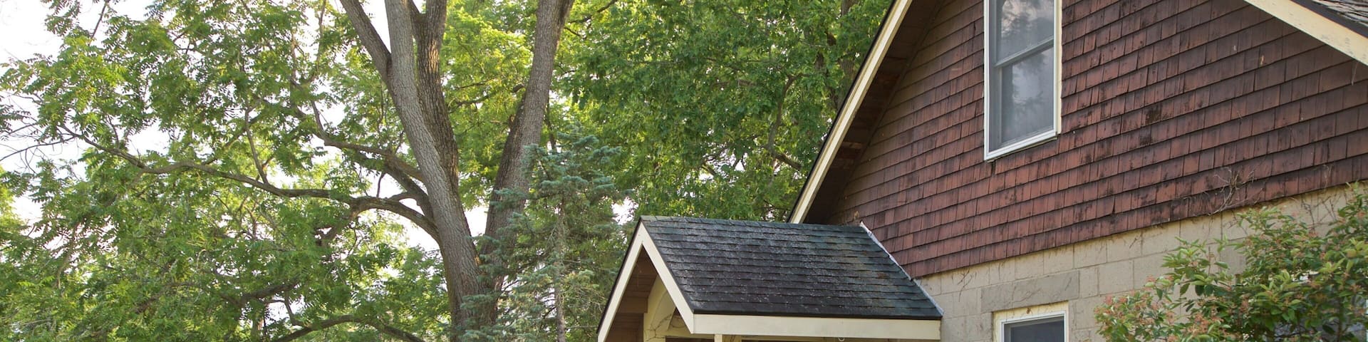 Leslie Science Center featuring a house