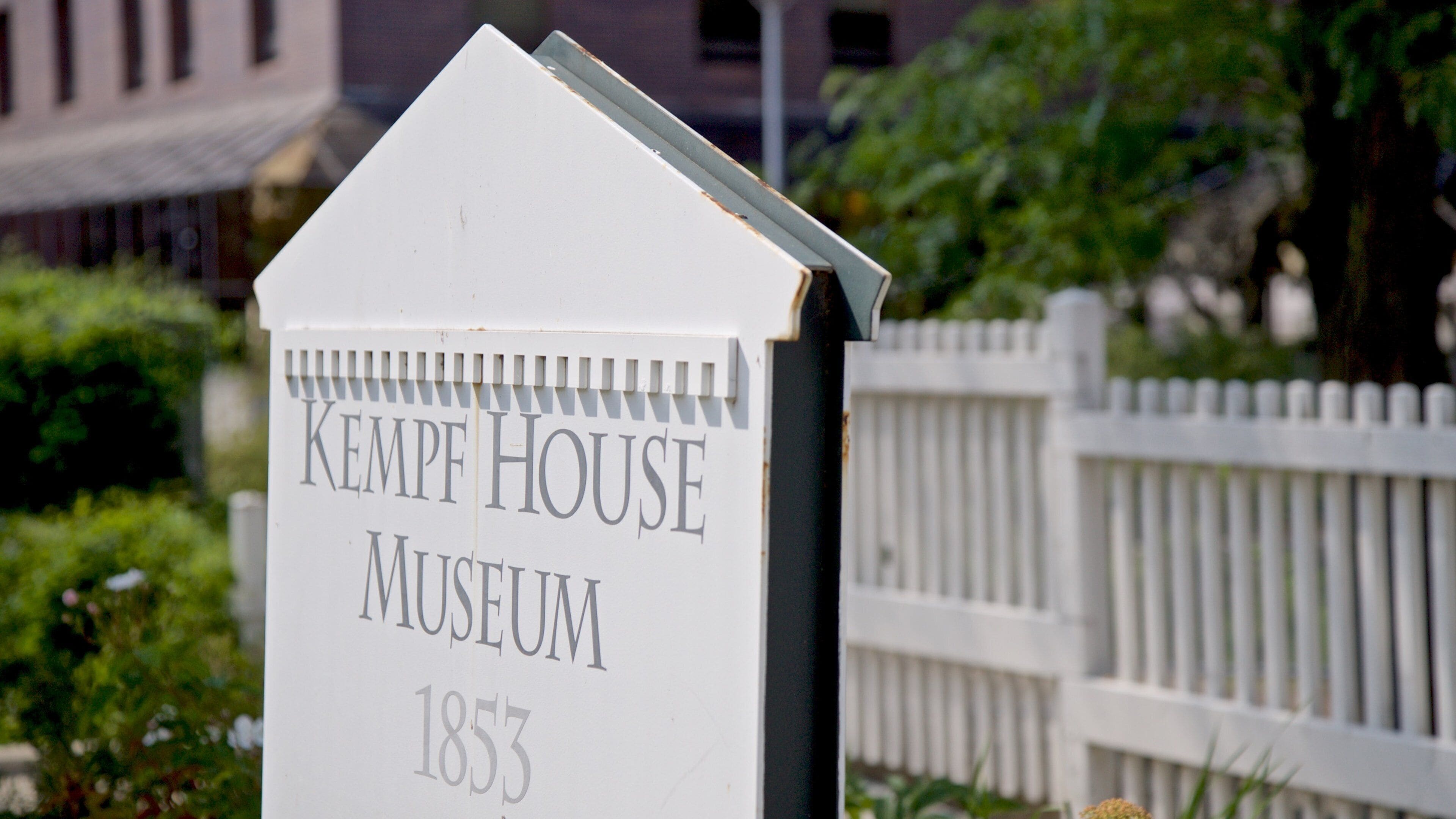 Kempf House Museum which includes signage