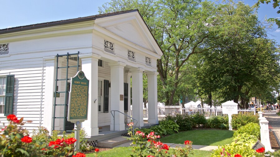 Kempf House ofreciendo flores silvestres y una casa