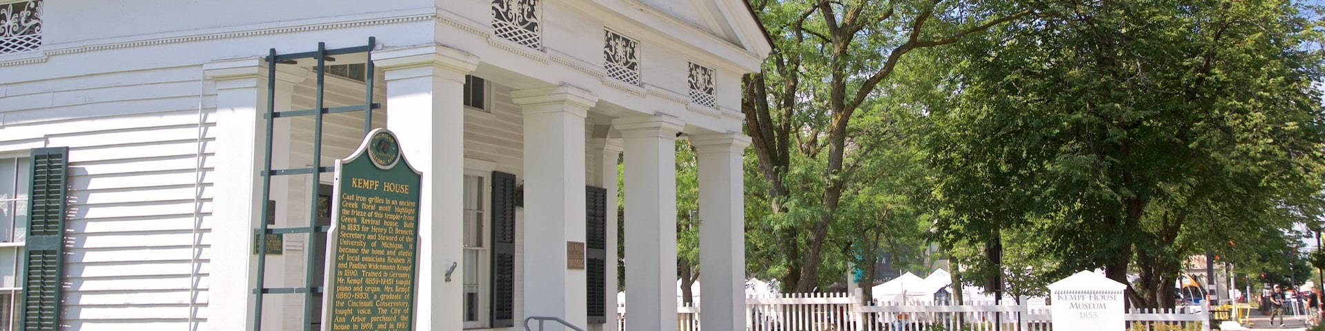 Kempf House ofreciendo flores silvestres y una casa