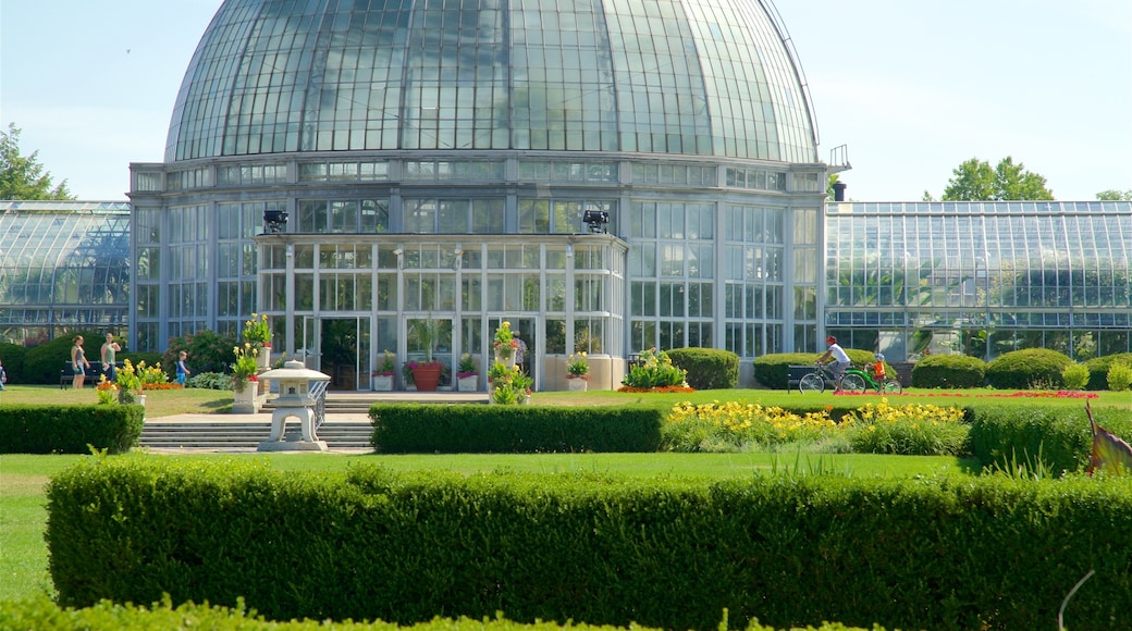 Natuurreservaat Anna Scripps Whitcomb toont een park en moderne architectuur