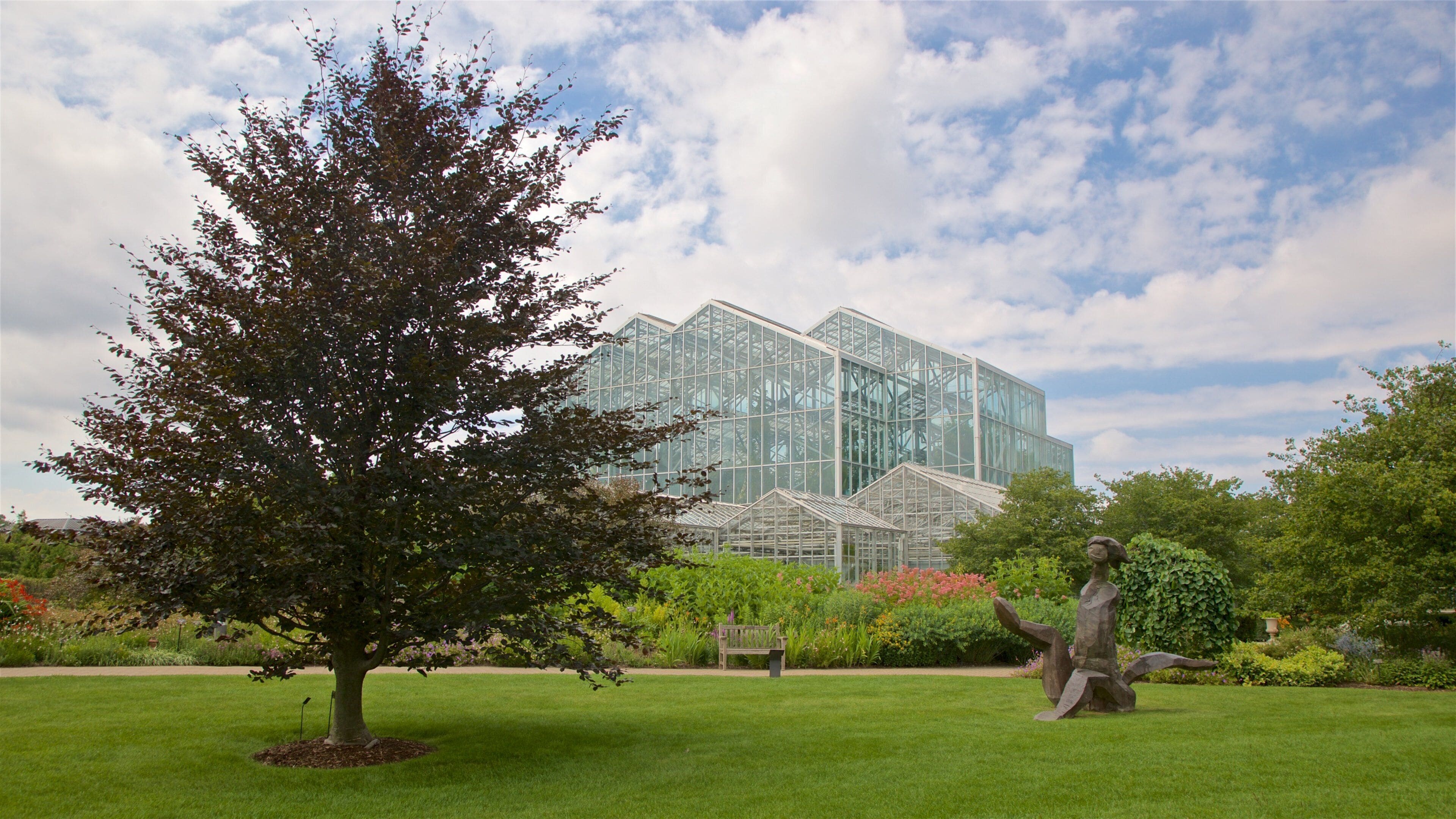 Frederik Meijer Gardens and Sculpture Park showing outdoor art and a garden