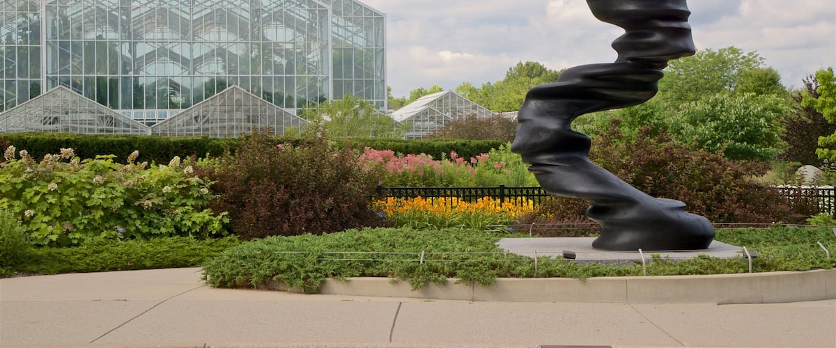 Frederik Meijer hage og skulpturpark som viser villblomster og utendørs kunst