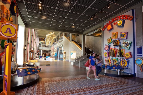 Van Andel Museum Center welches beinhaltet Innenansichten sowie Familie