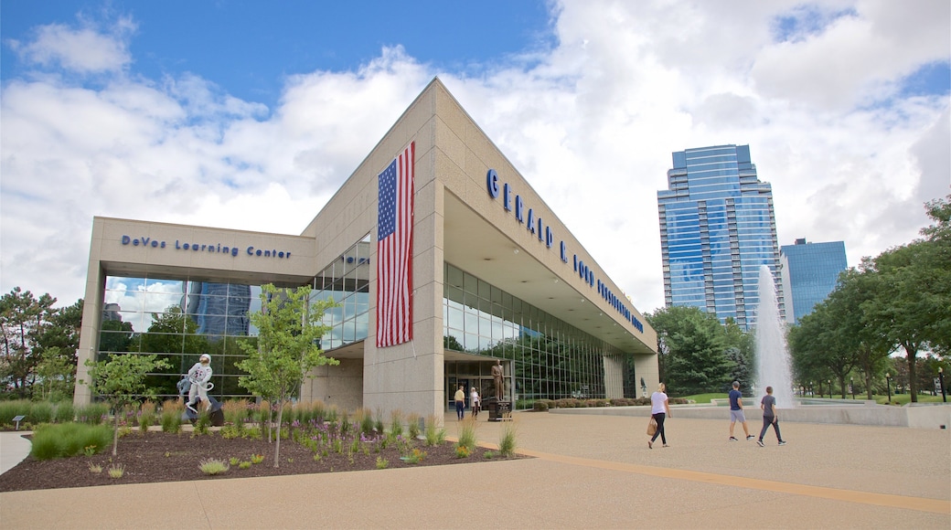 Gerald R. Ford-museet som inkluderer gatescener og fjell i tillegg til en liten gruppe med mennesker