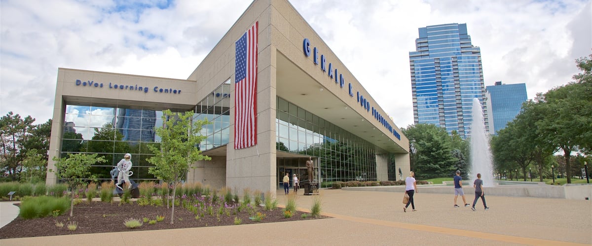 Gerald R. Ford Museum featuring a fountain and street scenes as well as a small group of people
