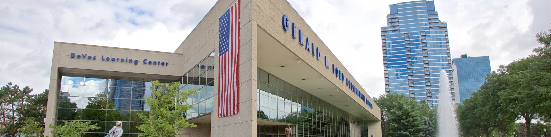 Gerald R. Ford Museum featuring a fountain and street scenes as well as a small group of people