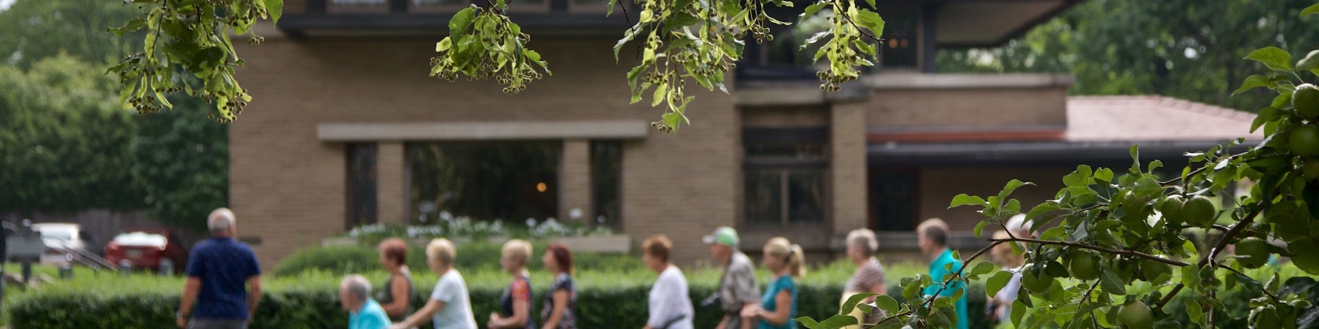 Meyer May House ofreciendo escenas cotidianas y también un grupo pequeño de personas