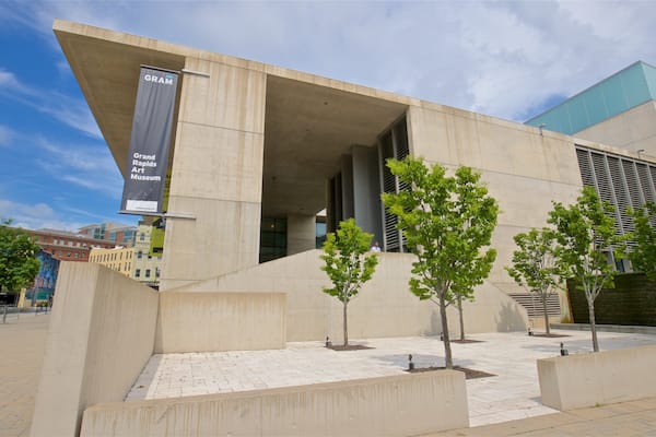 Um edifício moderno com uma grande faixa para o Museu de Arte de Grand Rapids.