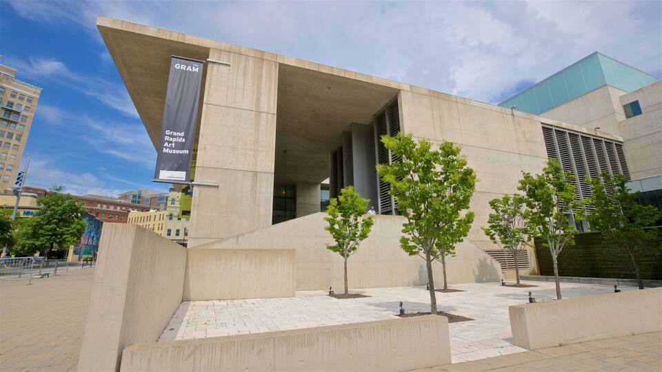 Grand Rapids Art Museum which includes a city
