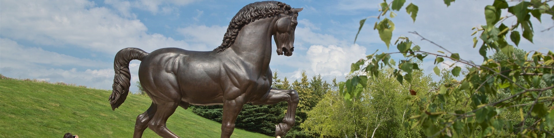 Leonardo da Vinci\'s Horse caracterizando arte ao ar livre, uma estátua ou escultura e um jardim