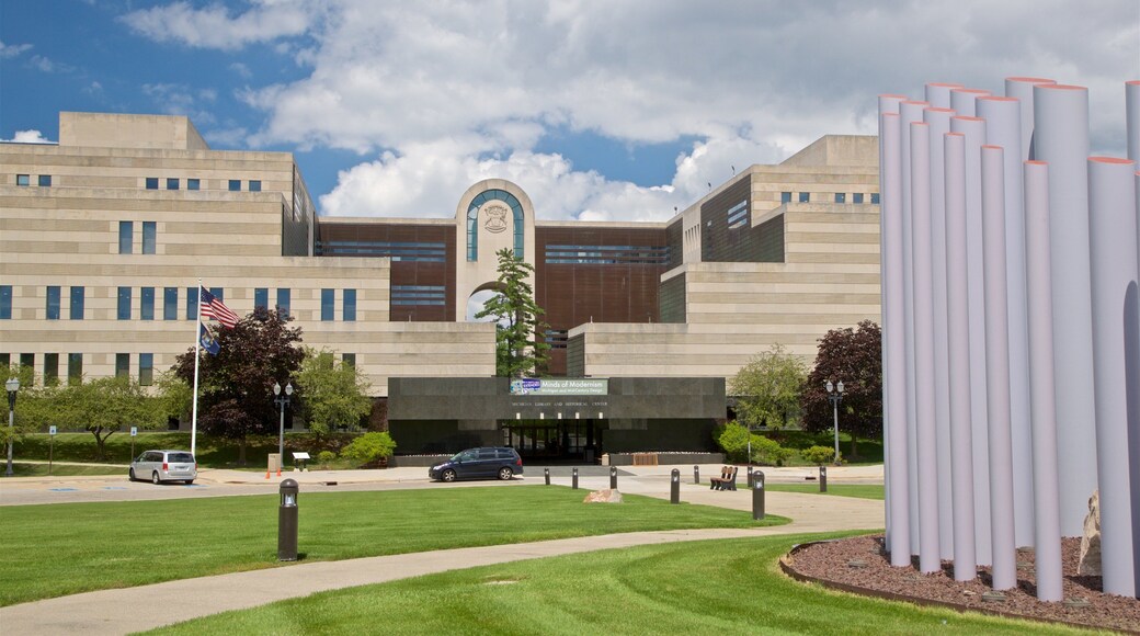 Michigan Historical Museum og byder på udendørs kunst og en park