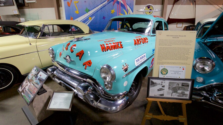 R.E. Olds Transportation Museum som viser interiør, skiltning og kulturarvsgenstande