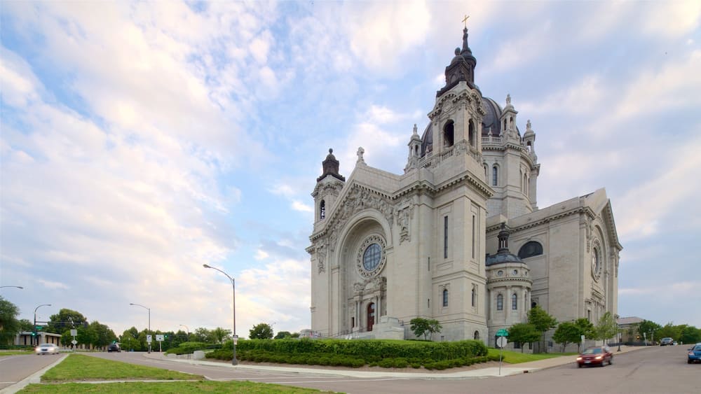 Une grande église richement décorée, dotée d’un dôme imposant et de plusieurs tours de clocher.