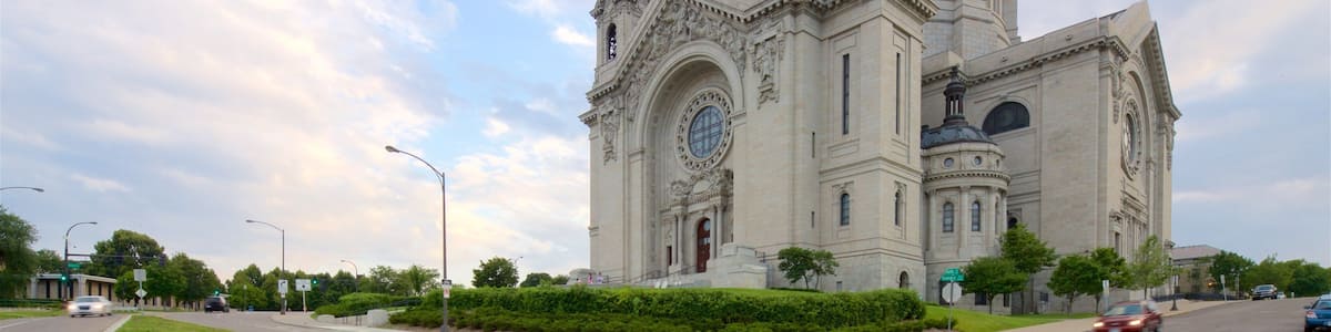 Une grande église richement décorée, dotée d’un dôme imposant et de plusieurs tours de clocher.