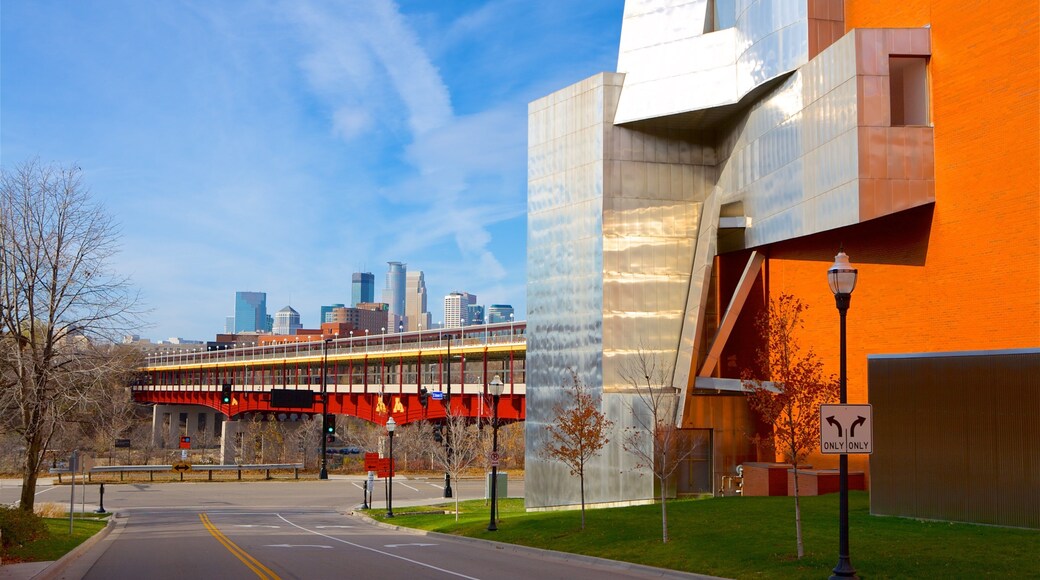 Weisman Art Museum joka esittää silta ja kaupunki