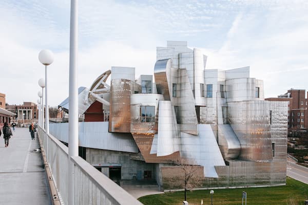 Un bâtiment d’architecture moderne doté d’un design original et aux lignes angulaires.