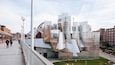 Un edificio moderno con una arquitectura y un diseño angular distintivo.