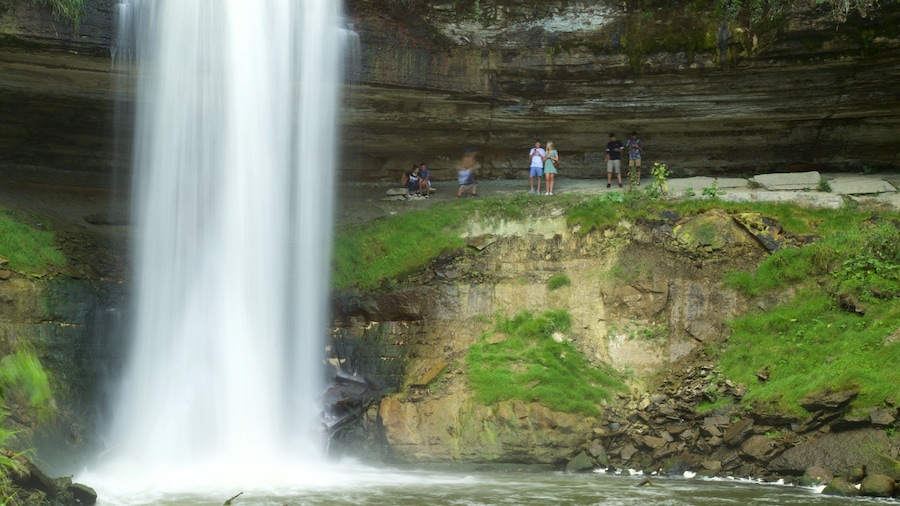 สวน Minnehaha ซึ่งรวมถึง น้ำตก ตลอดจน คนกลุ่มเล็ก