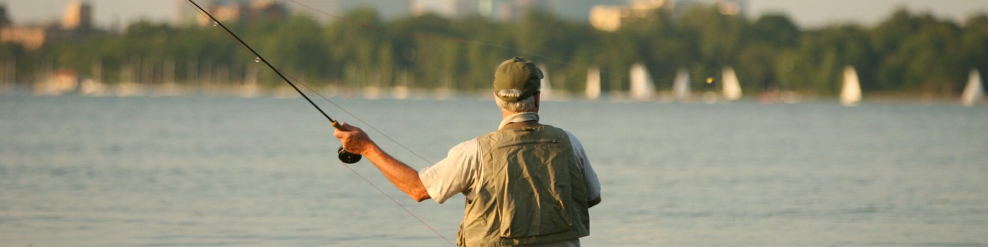 Lake Calhoun que incluye un lago o laguna, una playa de arena y pesca