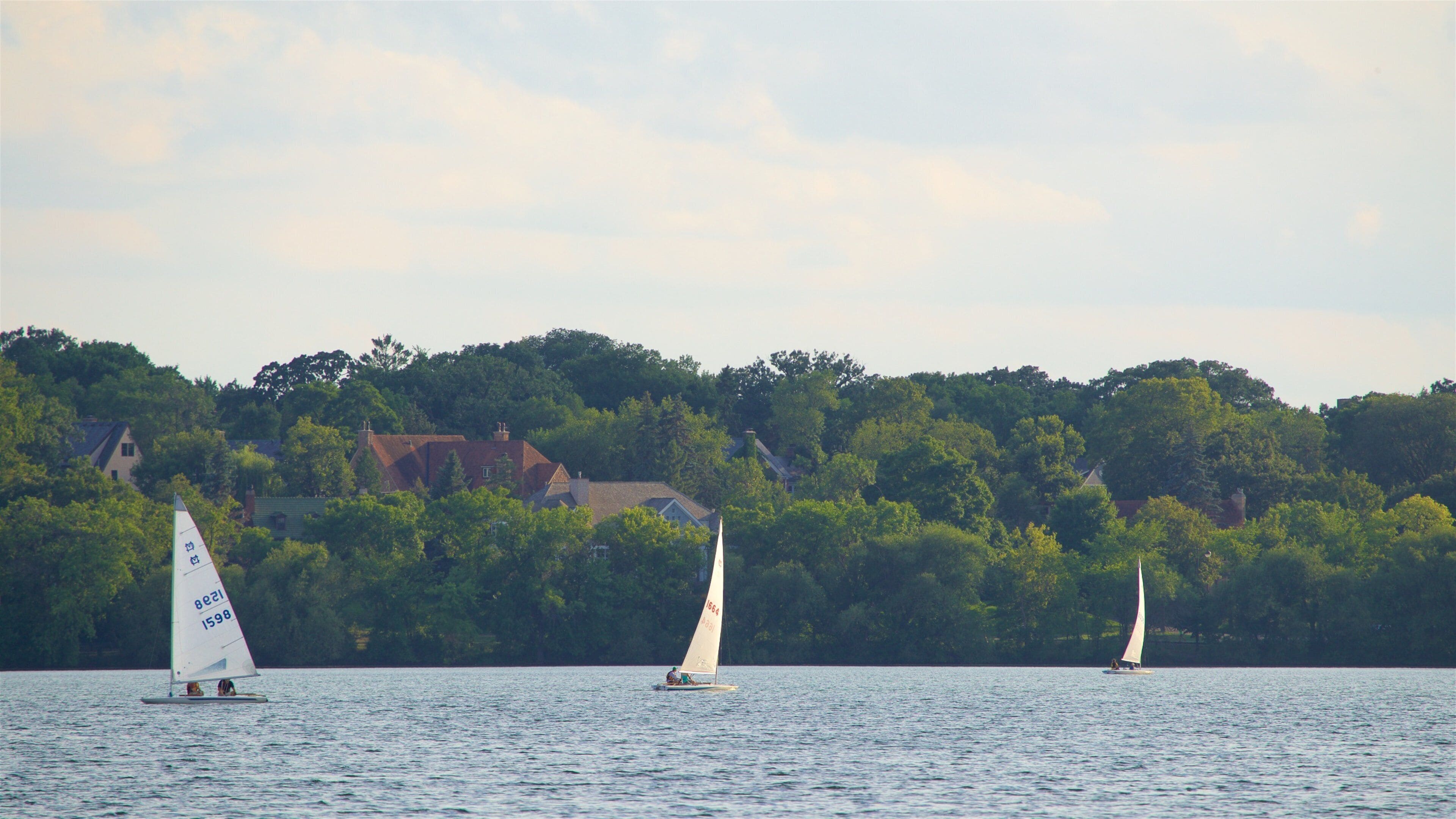 Lake Harriet som viser innsjø og båter