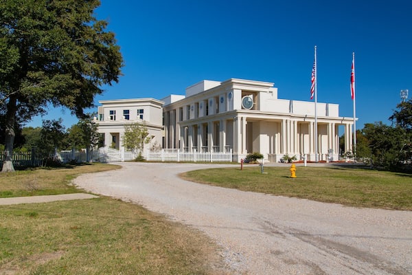 Beauvoir showing an administrative buidling