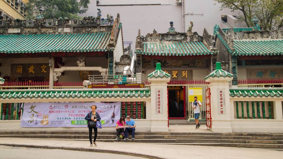 Un temple chinois traditionnel, avec des toits couverts de tuiles vertes et des décorations élaborées.