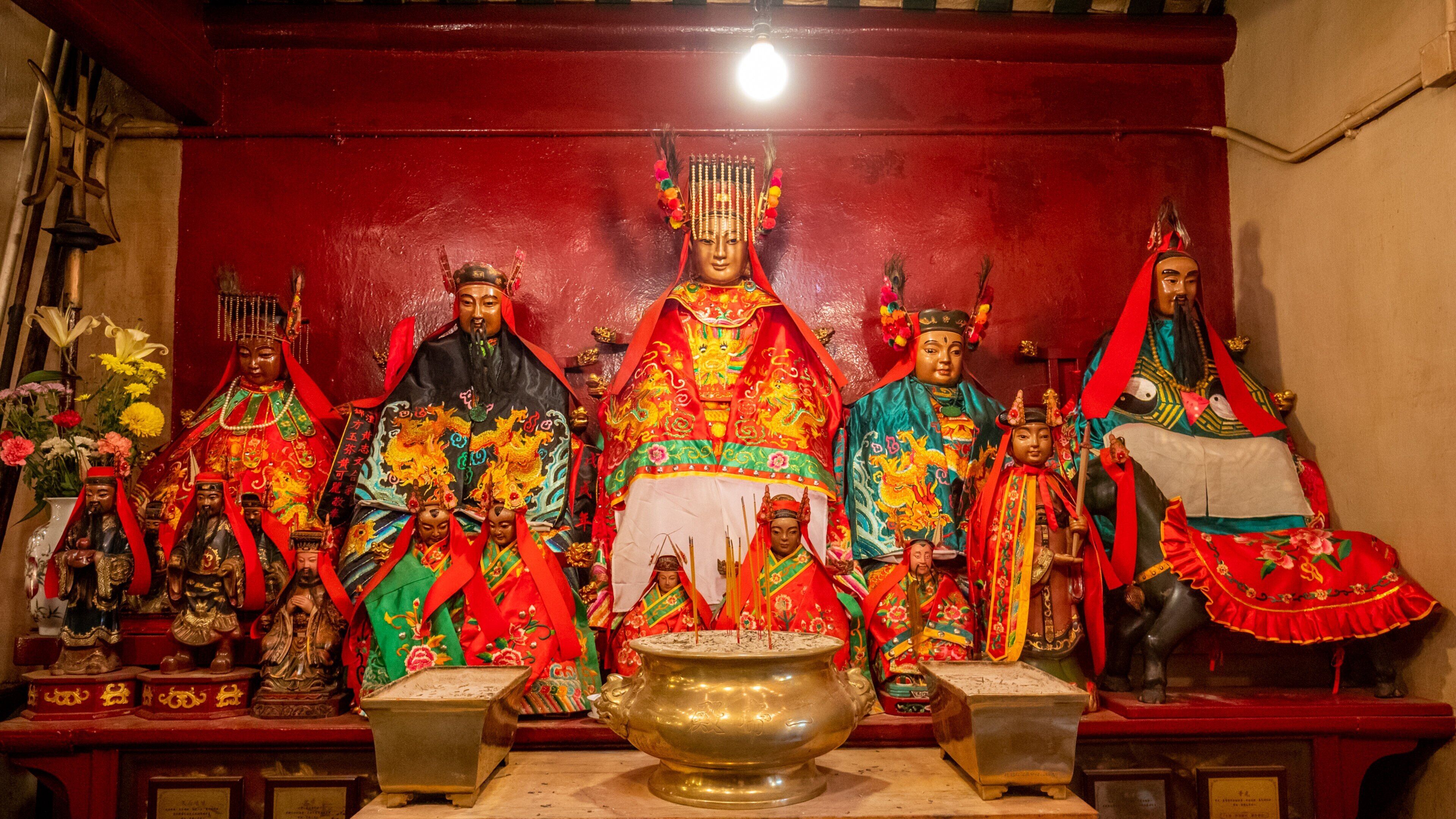 Man Mo Temple showing a temple or place of worship, interior views and heritage elements