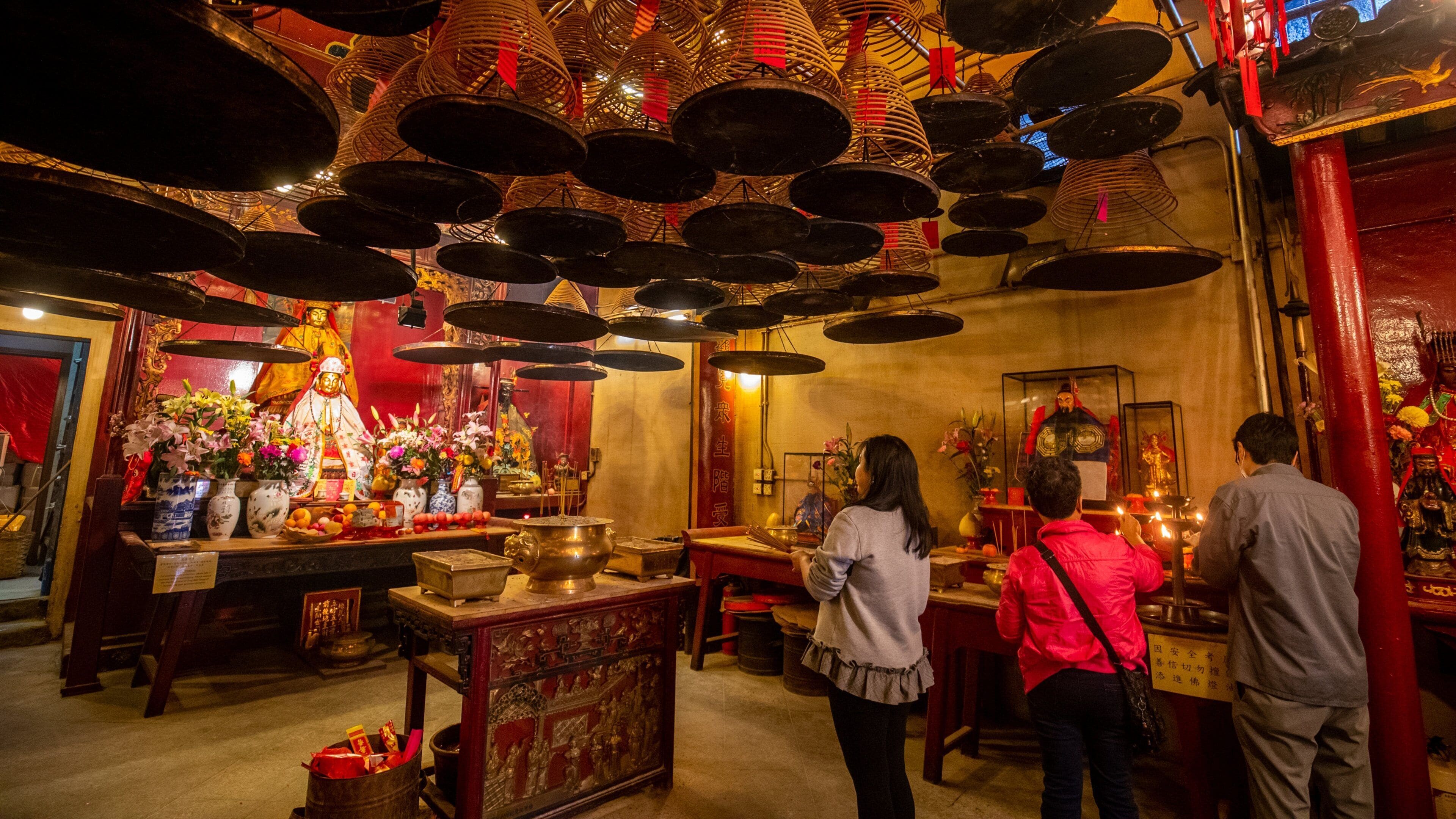 Man Mo Temple which includes interior views, a temple or place of worship and heritage elements
