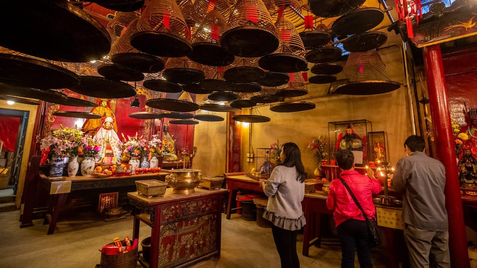 Man Mo Temple which includes interior views, a temple or place of worship and heritage elements