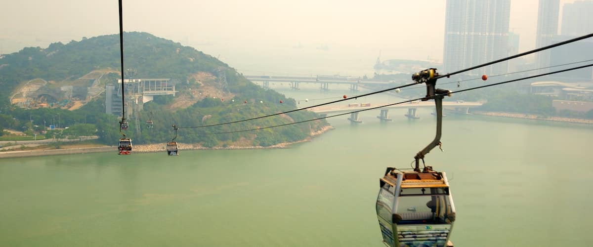 Ngong Ping 360 mostrando uma gôndola e um rio ou córrego