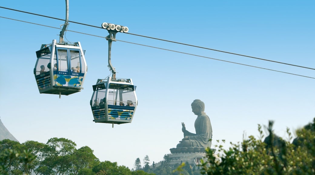 Ngong Ping 360 qui includes statue ou sculpture