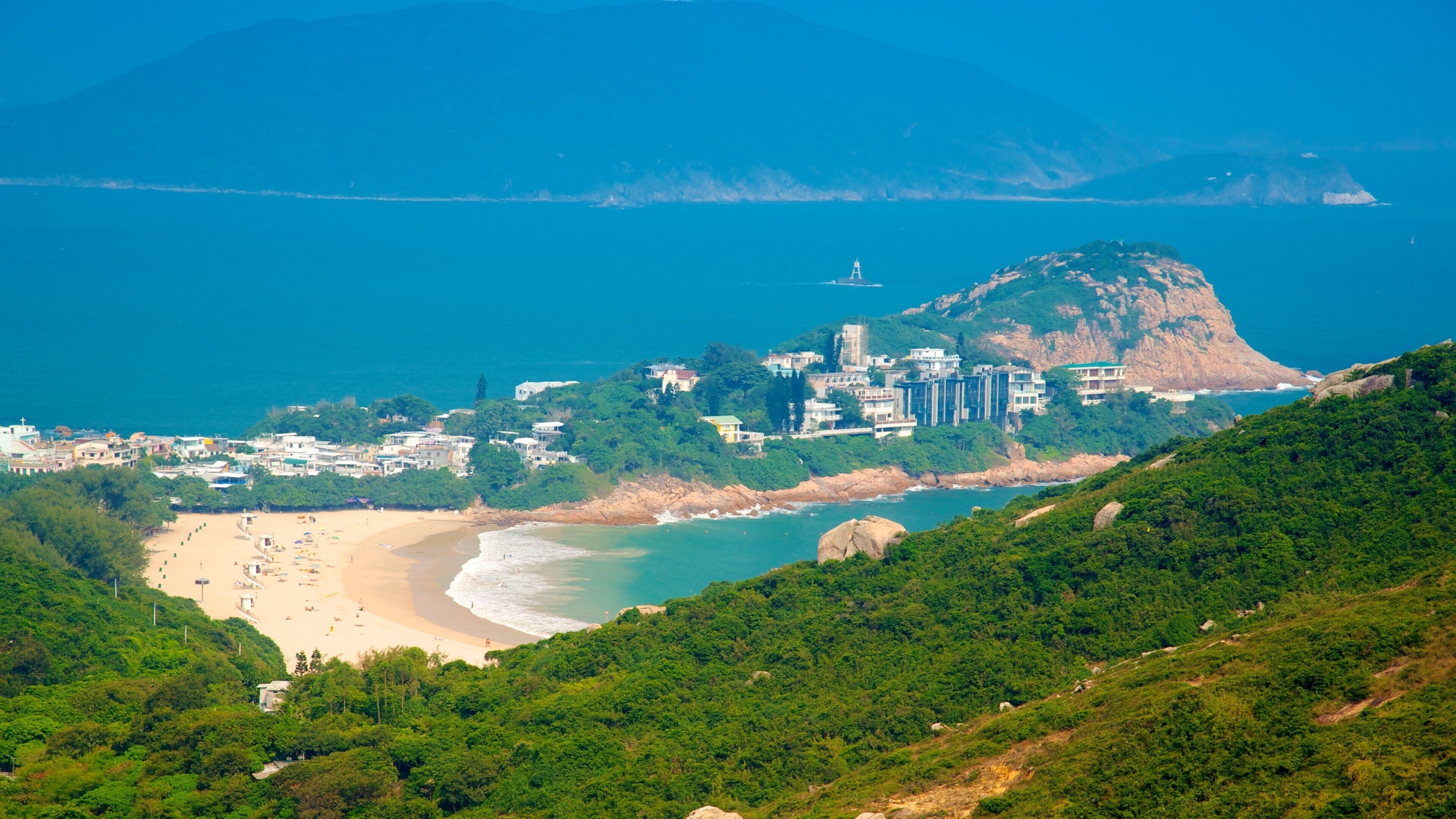 Shek O-stranden fasiliteter samt fjell, sandstrand og kystby