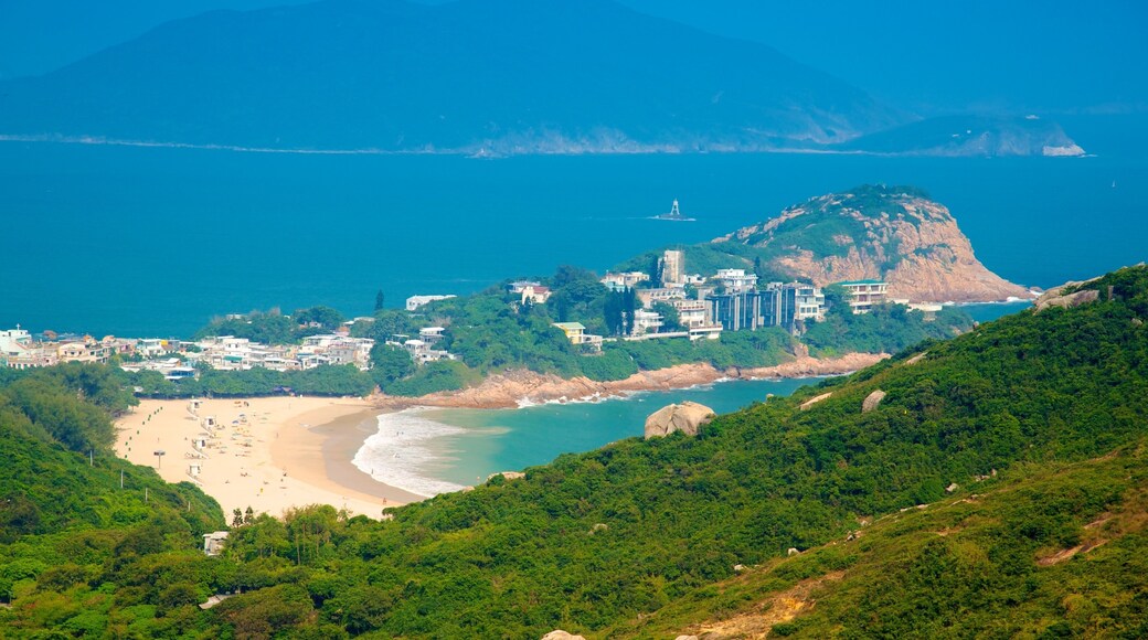 Shek O-stranden fasiliteter samt fjell, sandstrand og kystby
