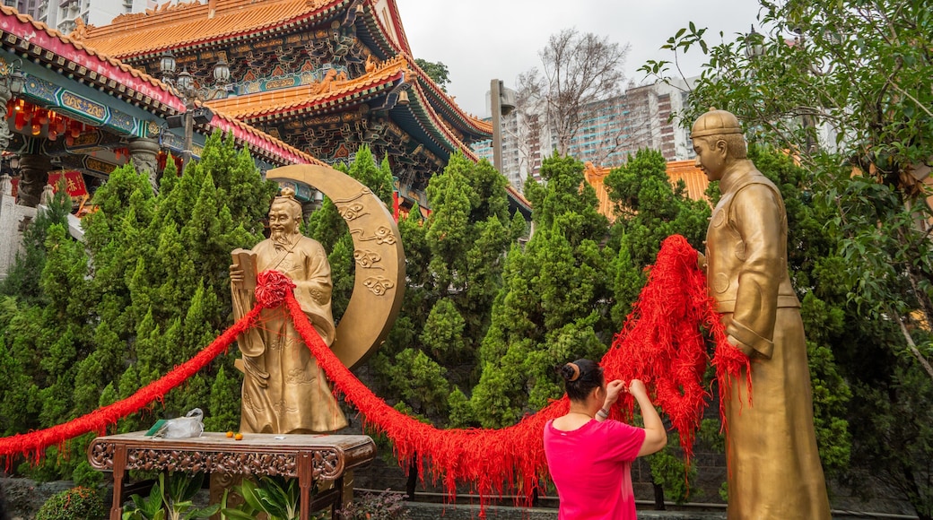 Wong Tai Sin Temple which includes a statue or sculpture and heritage elements