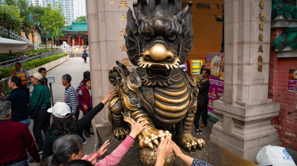 Wong Tai Sin Temple featuring heritage elements and street scenes as well as a small group of people