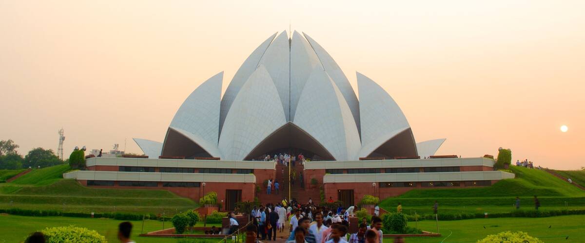 Lotus Temple que incluye aspectos religiosos, arquitectura moderna y un templo o lugar de culto