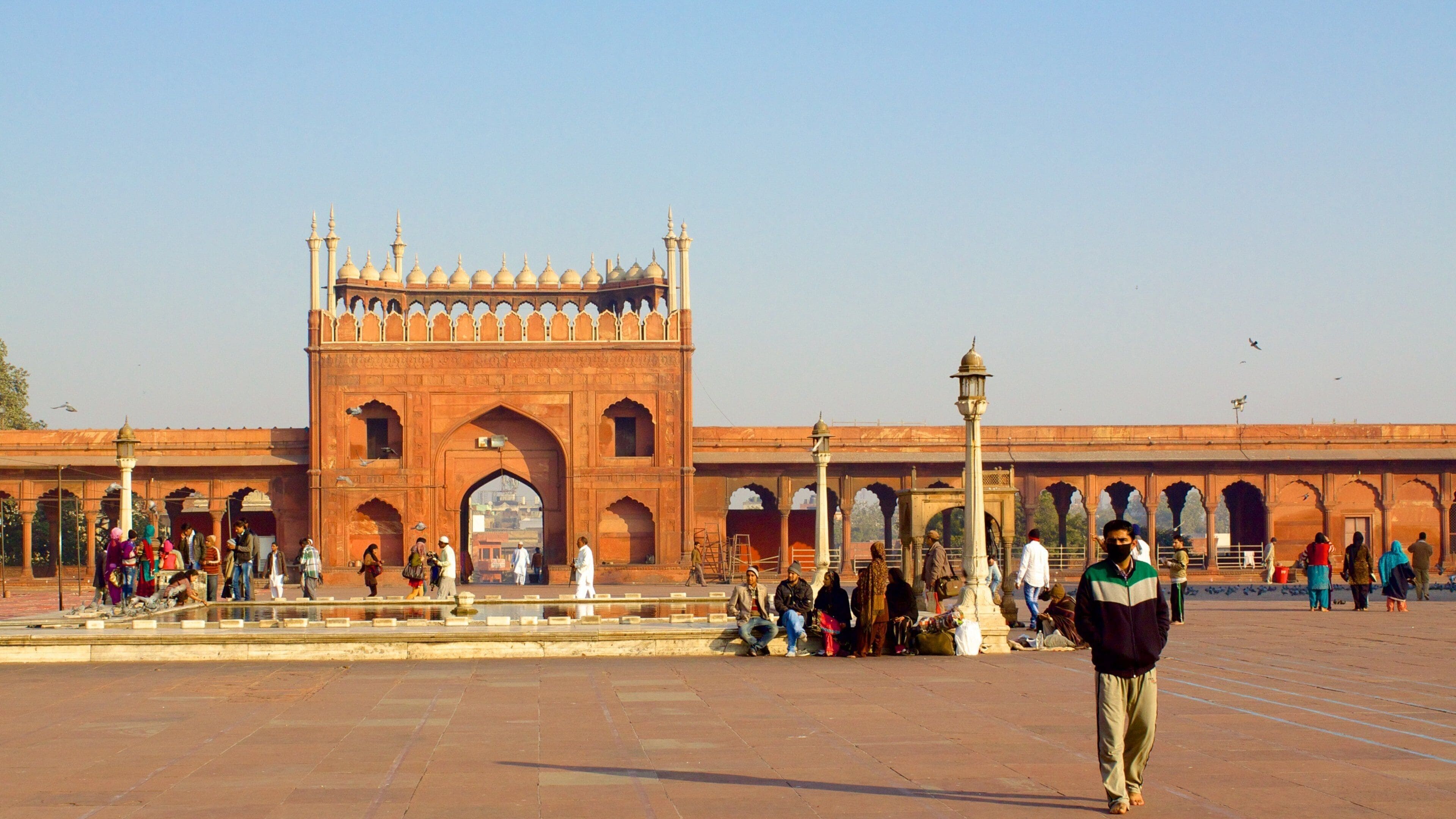 Jama Masjid som inkluderer torg eller plass og kulturarv i tillegg til en stor gruppe med mennesker