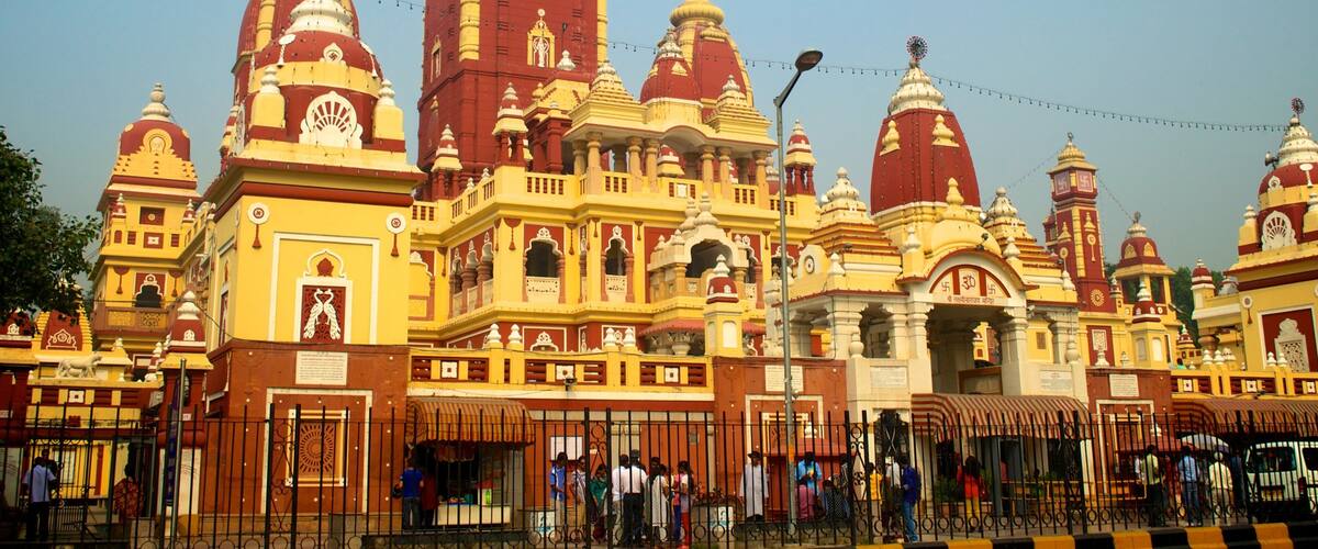 Delhi presenterar en stad, ett tempel eller plats för dyrkan och religiösa element