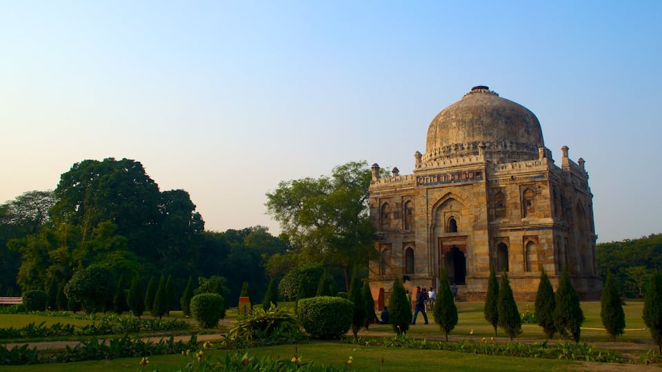 Lodhi Garden que incluye arquitectura patrimonial, un parque y elementos patrimoniales